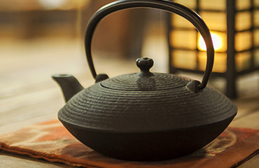 我們特別使用岩手県引以為傲的南部鐵壼來沏茶，水燒開後會譲水質變柔軟，使茶的味道更加 細膩可口。